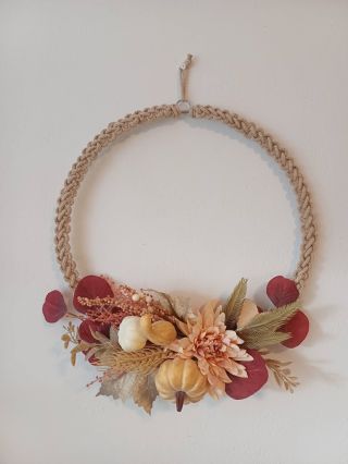 Kruhy s jemným macrame opletem s květinovou aranží jsou posledními kousky před čistě vánočním tvořením. Můžete si vybrat...