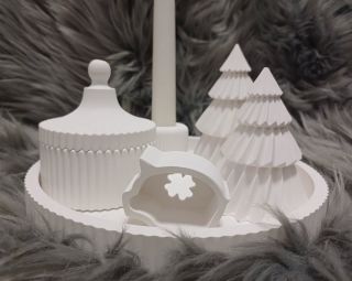 Vánoční kolekce ✨ Minimalistické, čisté a elegantní – přesně takové jsou zimní dekorace z keraflotu ❄️ Každý kousek je...