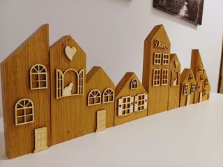 Naše domečky jsou konečně na e-shopu🤍🏡 Každý domeček na fotografii je ručně vyřezaný z kvalitního dubu a ošetřený Osmo...