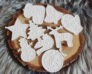 🎄 Sháníte letos nové ozdoby na stromeček? Mám pro kolekci bílých keraflottových✨ Lehoučké, jemně reliéfní a ručně...